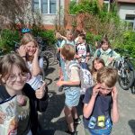 Już pod szkołą i teraz na lekcje - Rowerowy Maj