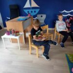 2b czyta przedszkolakom