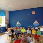 2b czyta przedszkolakom