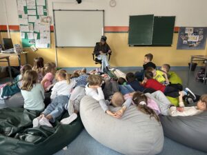 Uczniowie klas szóstych czytają młodszym kolegom i koleżankom