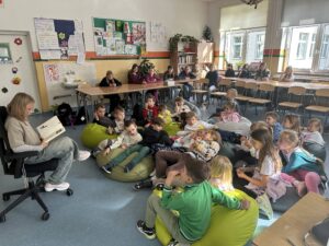 Uczniowie klas szóstych czytają młodszym kolegom i koleżankom