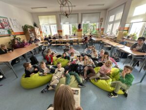 Uczniowie klas szóstych czytają młodszym kolegom i koleżankom