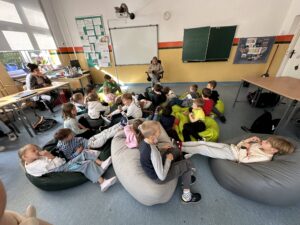 Uczniowie klas szóstych czytają młodszym kolegom i koleżankom